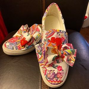 EUC size 9 Liliana adorable bow top tennies